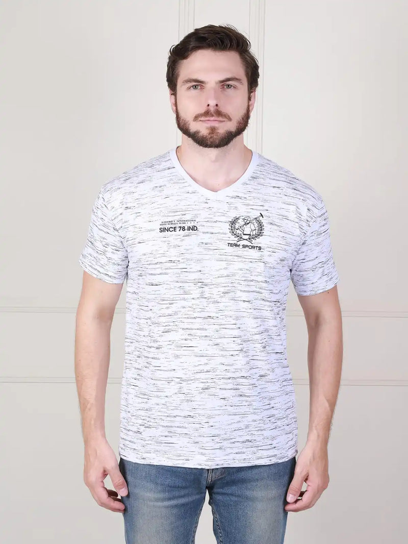 100% algodão. Camiseta masculina com decote em V e estampa fashion