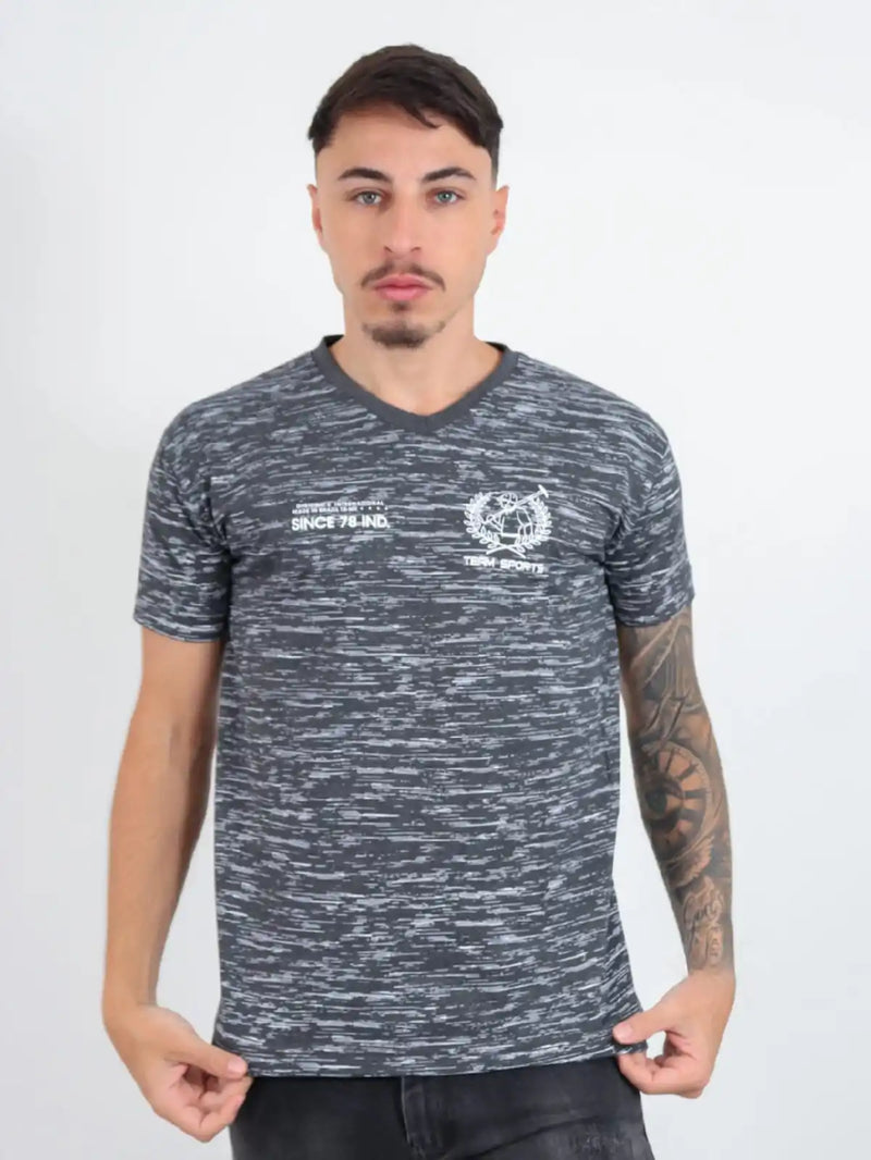 100% algodão. Camiseta masculina com decote em V e estampa fashion