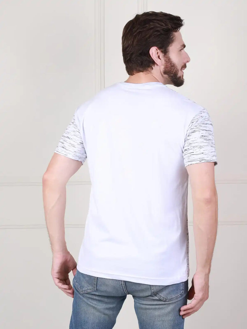 100% algodão. Camiseta masculina com decote em V e estampa fashion