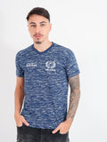 100% algodão. Camiseta masculina com decote em V e estampa fashion