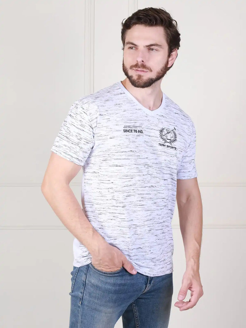 100% algodão. Camiseta masculina com decote em V e estampa fashion